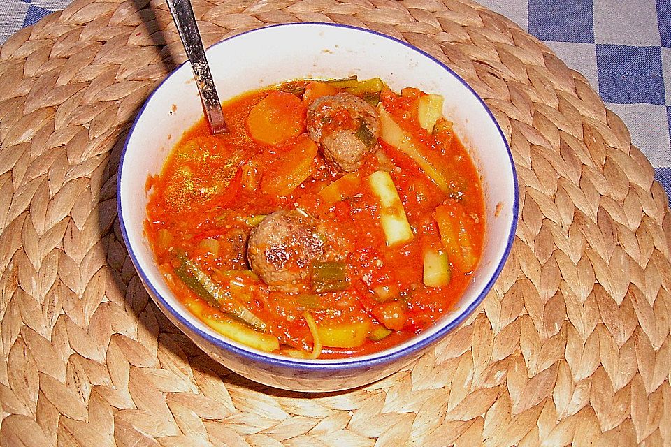 Schlanke Tomaten-Gemüsesuppe mit Hackbällchen