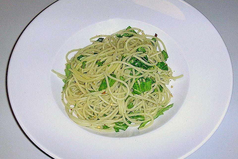 Zitronenspaghetti mit Chili und Rucola