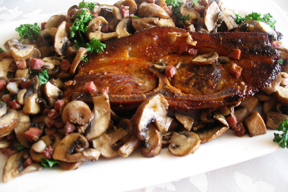 Schweineschulter in cremiger Sauce mit Champignons und Knoblauch