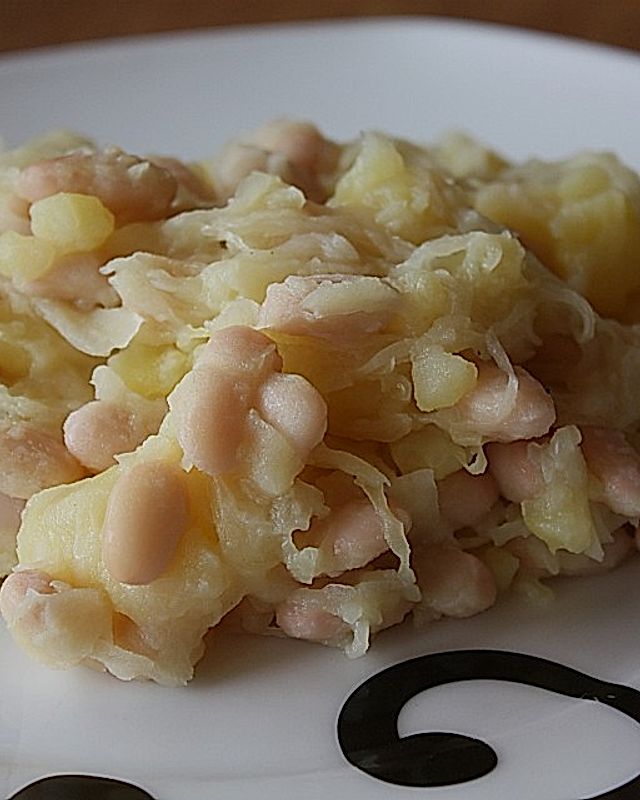 Sauerkraut mit weißen Bohnen nach Uromas Art