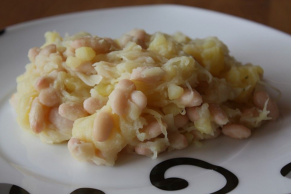 Sauerkraut mit weißen Bohnen nach Uromas Art