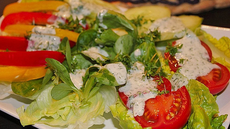 Gruner Salat Mit Krauter Joghurt Dressing Und Knusprigen Warmen Schafskase Croutons Von Miriam2903 Chefkoch