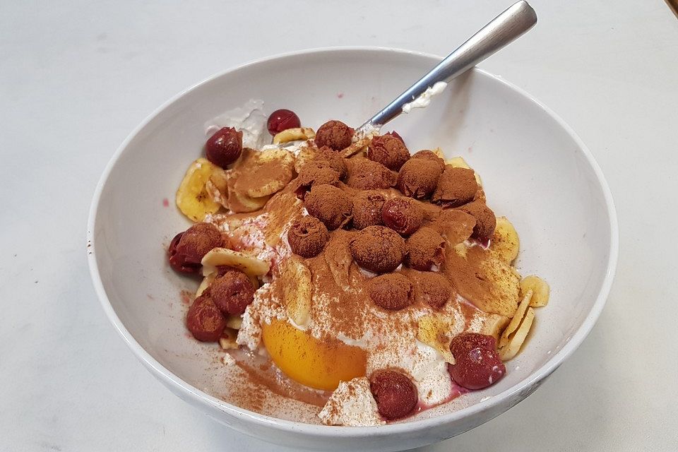 Joghurt-Früchte-Müsli mit Honig