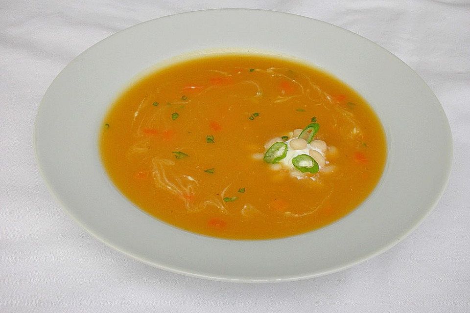 Süßkartoffel-Knoblauch-Karotten-Suppe