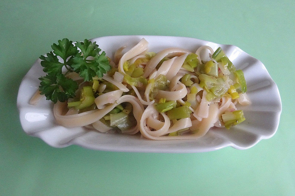 Vegetarischer Spaghettisalat mit Lauch