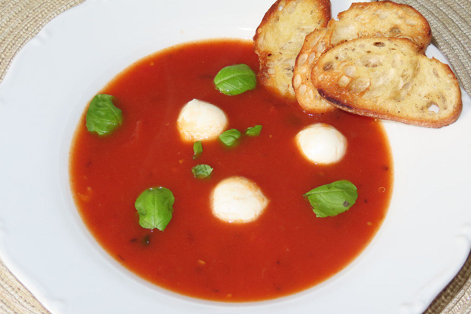 Tomatensuppe mit Mozzarella und Basilikum