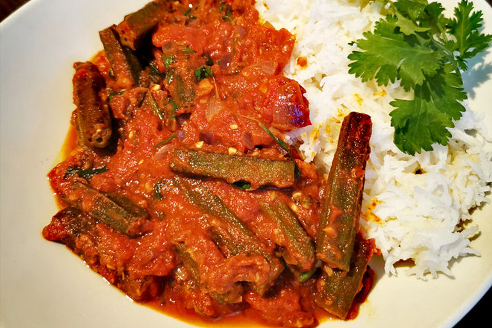 Okra mit Tomaten, Zwiebeln und Gewürzen