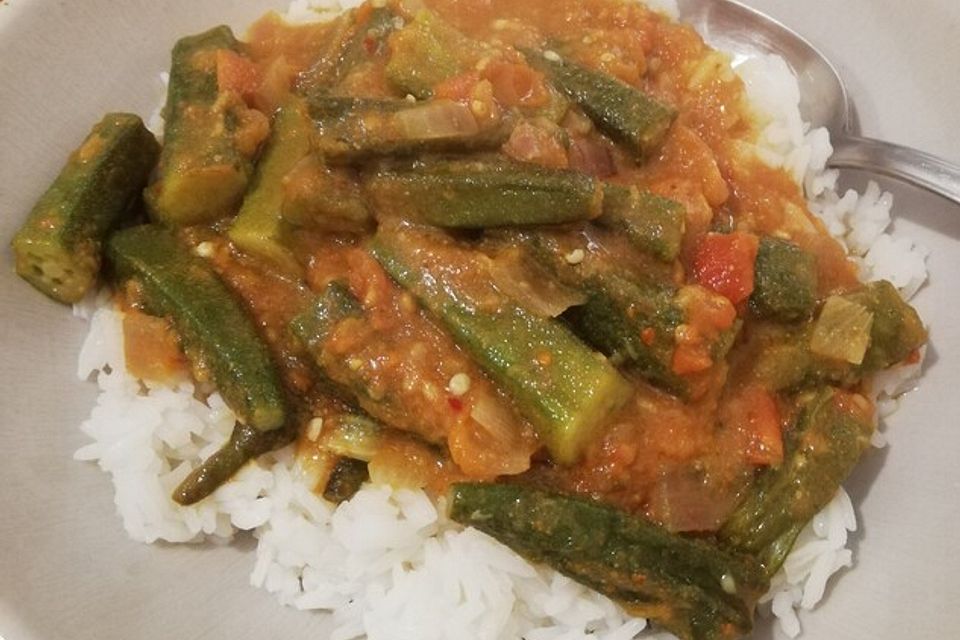 Okra mit Tomaten, Zwiebeln und Gewürzen