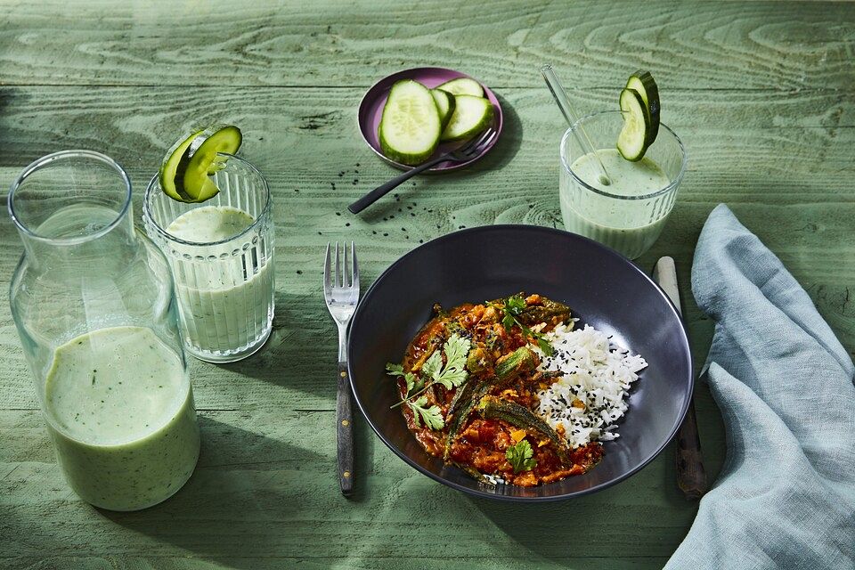 Okra mit Tomaten, Zwiebeln und Gewürzen