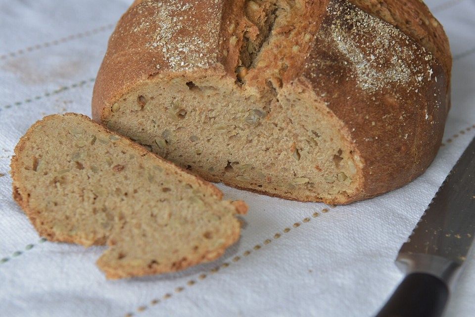 Sauerteigbrot mit Roggen- und Dinkelmehl