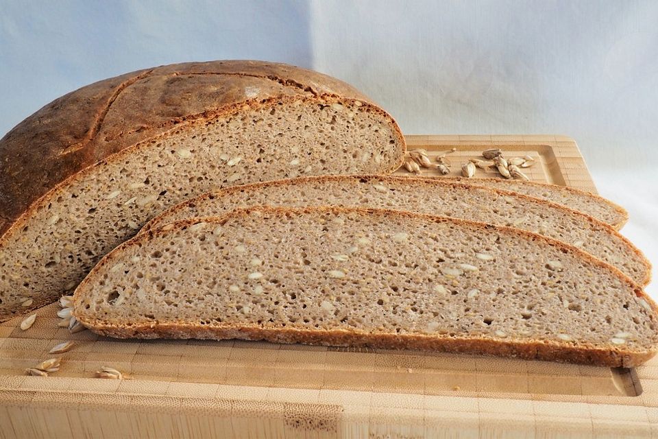 Sauerteigbrot mit Roggen- und Dinkelmehl