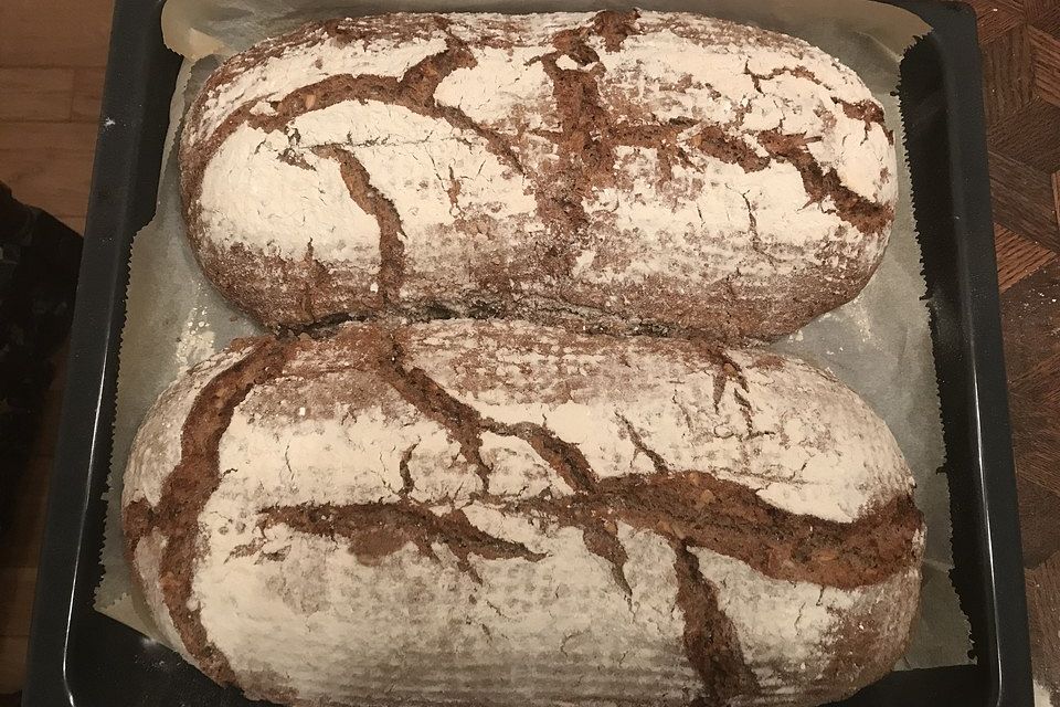 Sauerteigbrot mit Roggen- und Dinkelmehl