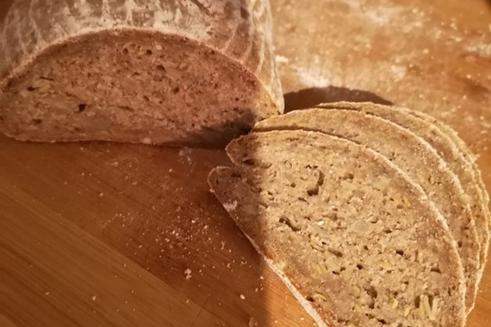 Sauerteigbrot mit Roggen- und Dinkelmehl