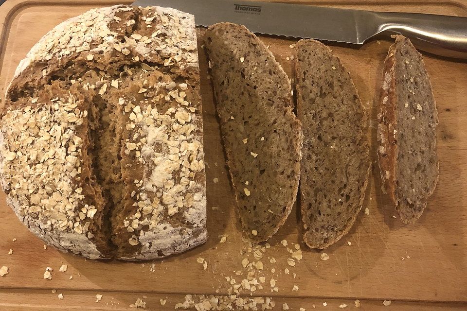 Sauerteigbrot mit Roggen- und Dinkelmehl