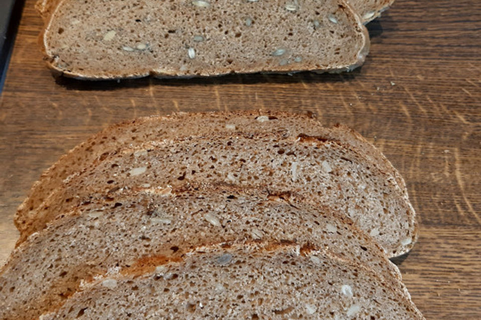 Sauerteigbrot mit Roggen- und Dinkelmehl