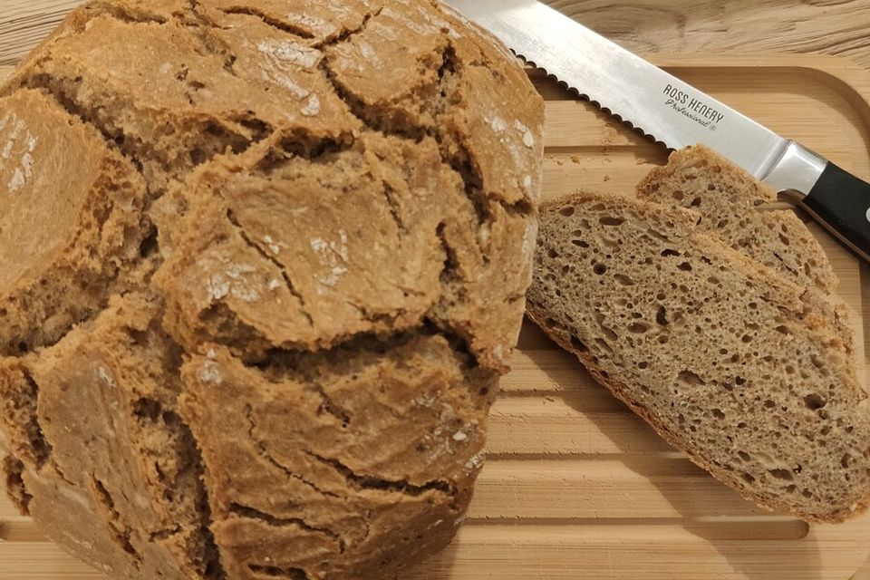 Sauerteigbrot mit Roggen- und Dinkelmehl