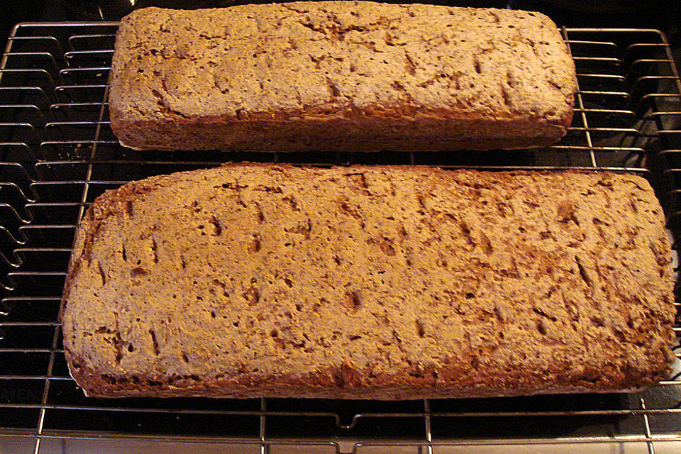 Sauerteigbrot mit Roggen- und Dinkelmehl