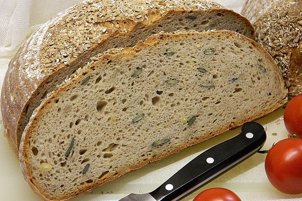 Sauerteigbrot mit Roggen- und Dinkelmehl