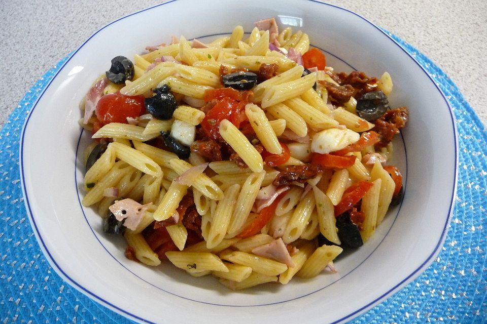 Mediterraner Nudelsalat