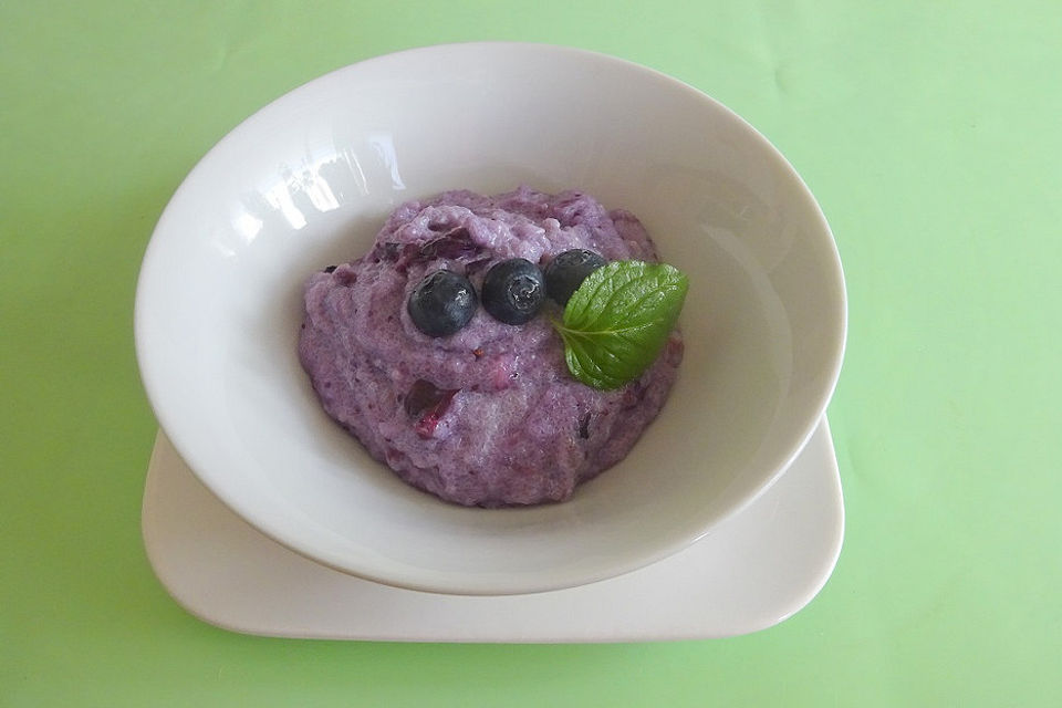 Grießbrei mit Blaubeeren