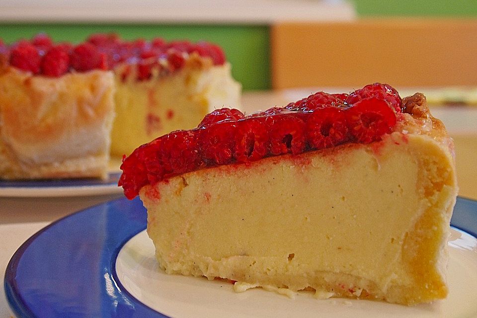 American Cheesecake mit weißer Schokolade und Himbeeren