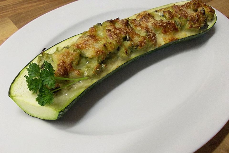 Zucchini gefüllt mit Avocado und Pistazien à la Fusia