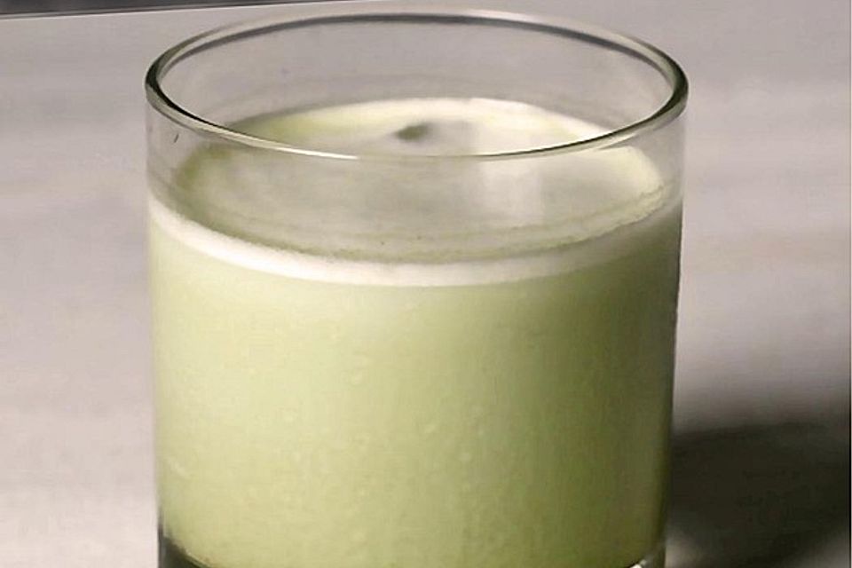 Absinth auf heißer Milch mit Honig