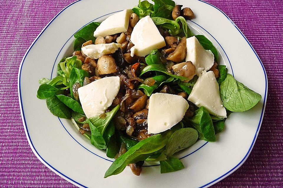 Feldsalat mit gebratenen Champignons und Mozzarella