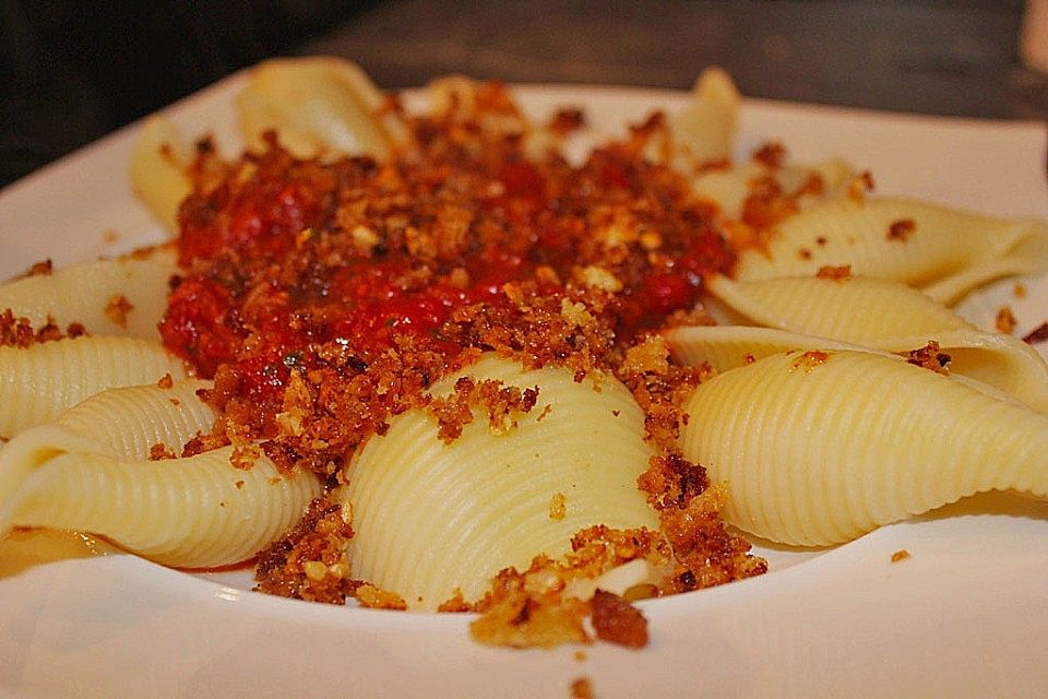 Pasta piccante mit knusprigen Knoblauchcroutons