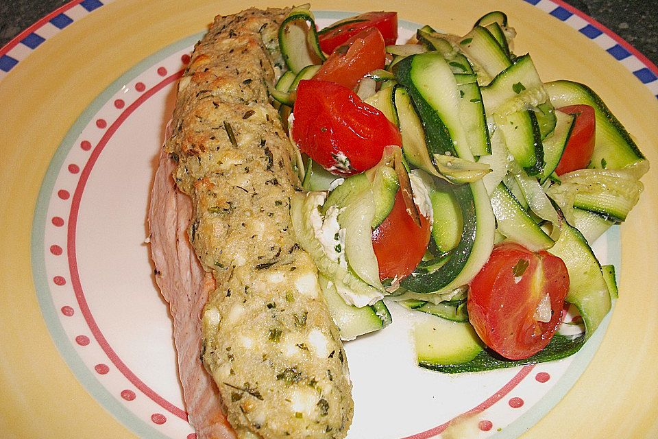 Lachsfilet mit Feta-Senf-Kräuterkruste auf Zucchininudeln