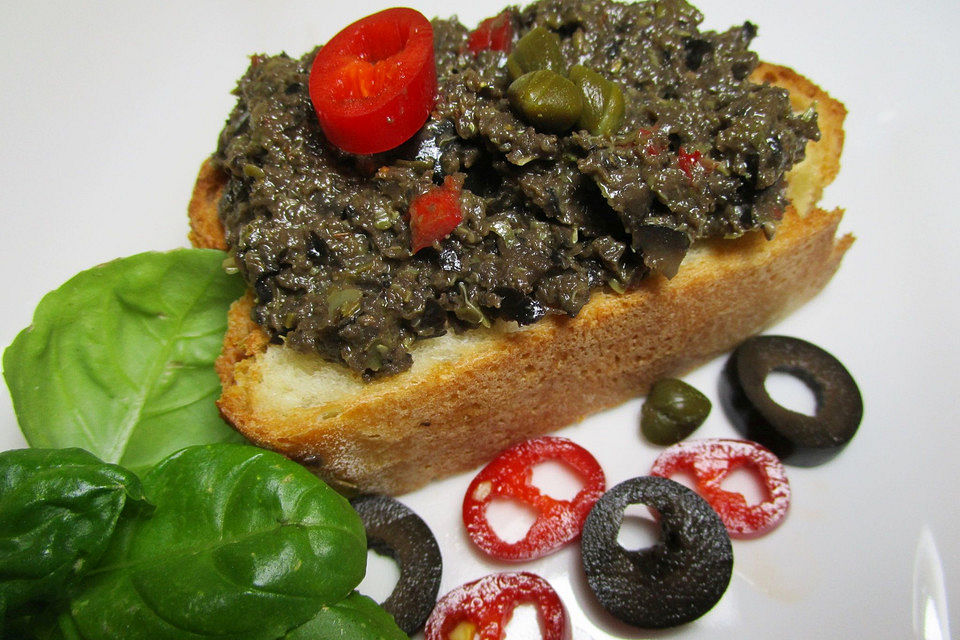 Crostini mit Oliven-Tapenade