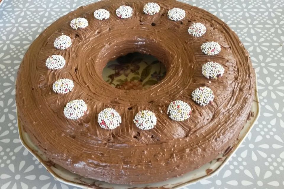 Nusskuchen mit Nuss-Nougat Stückchen