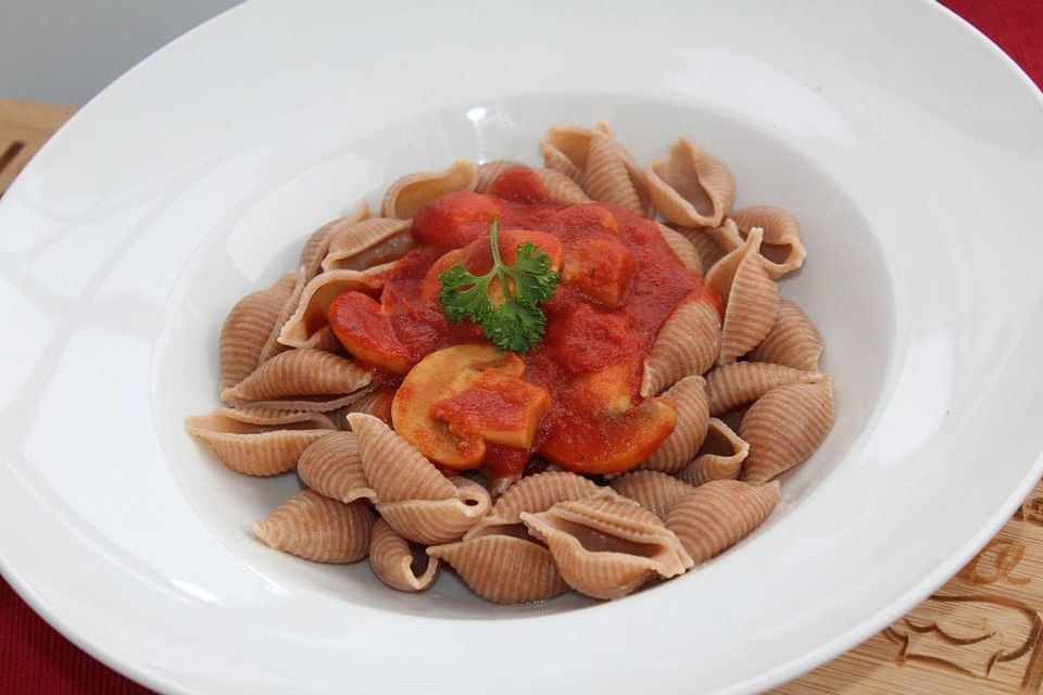 Nudeln mit Frischkäse-Tomaten-Champignon-Sauce