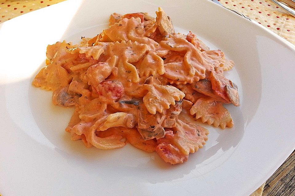 Nudeln mit Frischkäse-Tomaten-Champignon-Sauce