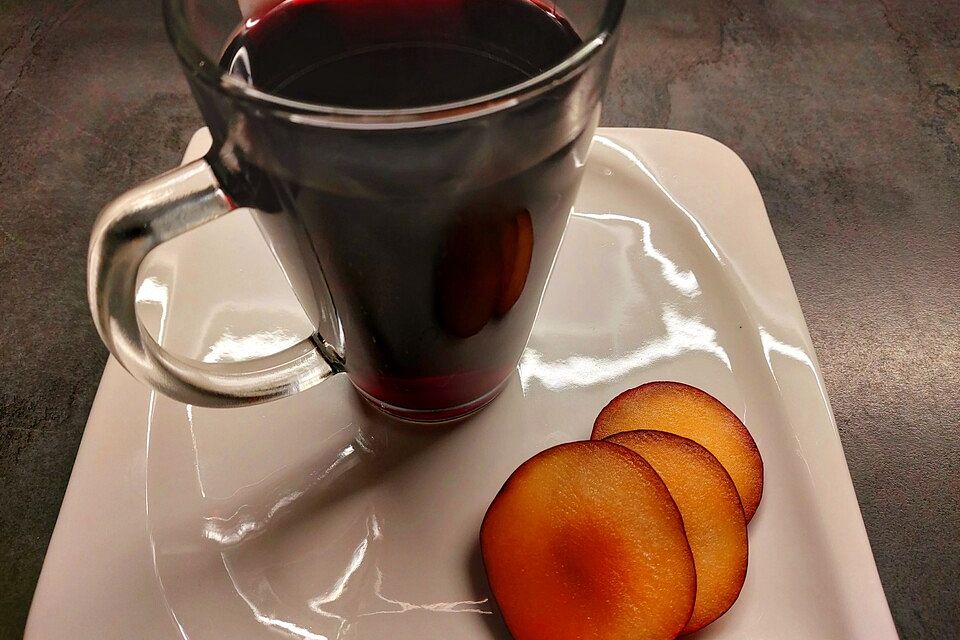 Zwetschgen, Pflaumen oder Mirabellen in Glühwein