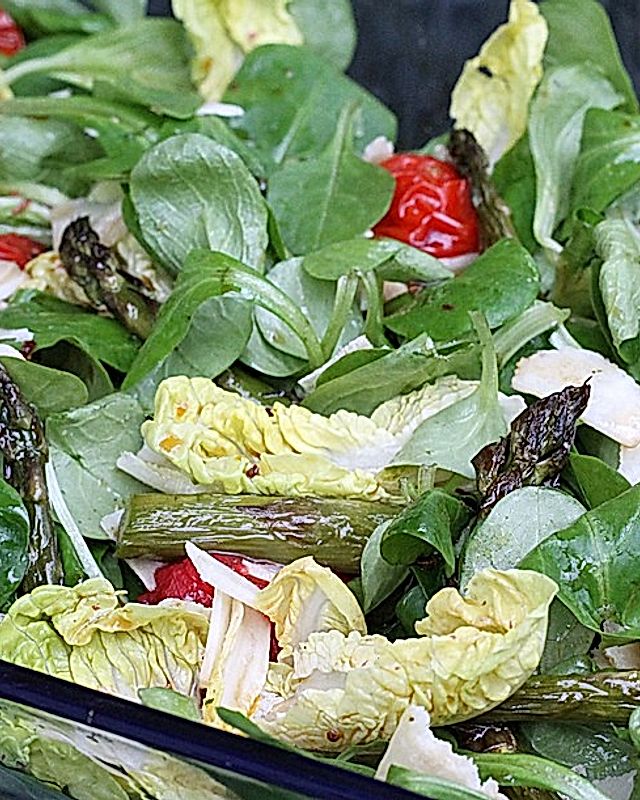 Grüner Salat mit gegrilltem grünem Spargel