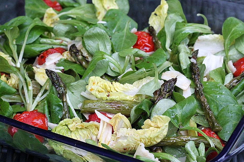 Grüner Salat mit gegrilltem grünem Spargel