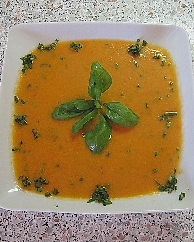 Gemüse-Tomaten-Cremesuppe