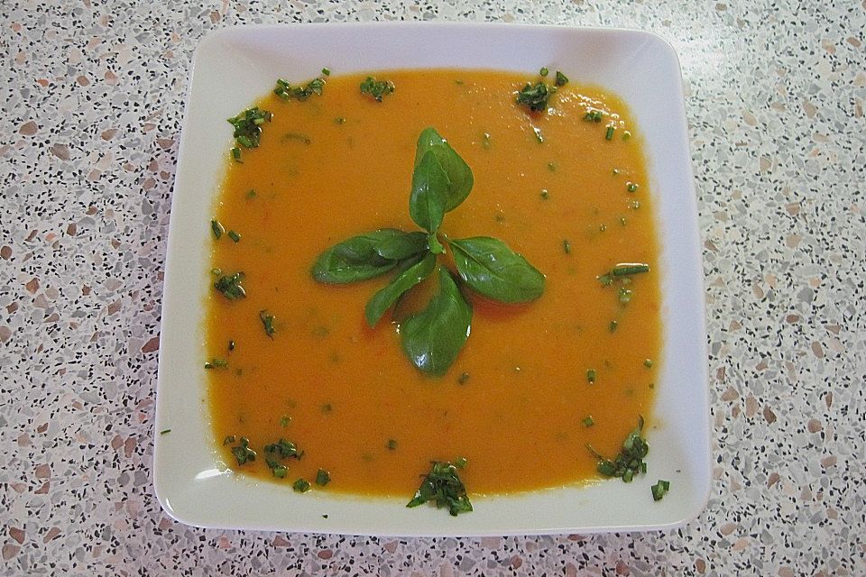 Gemüse-Tomaten-Cremesuppe