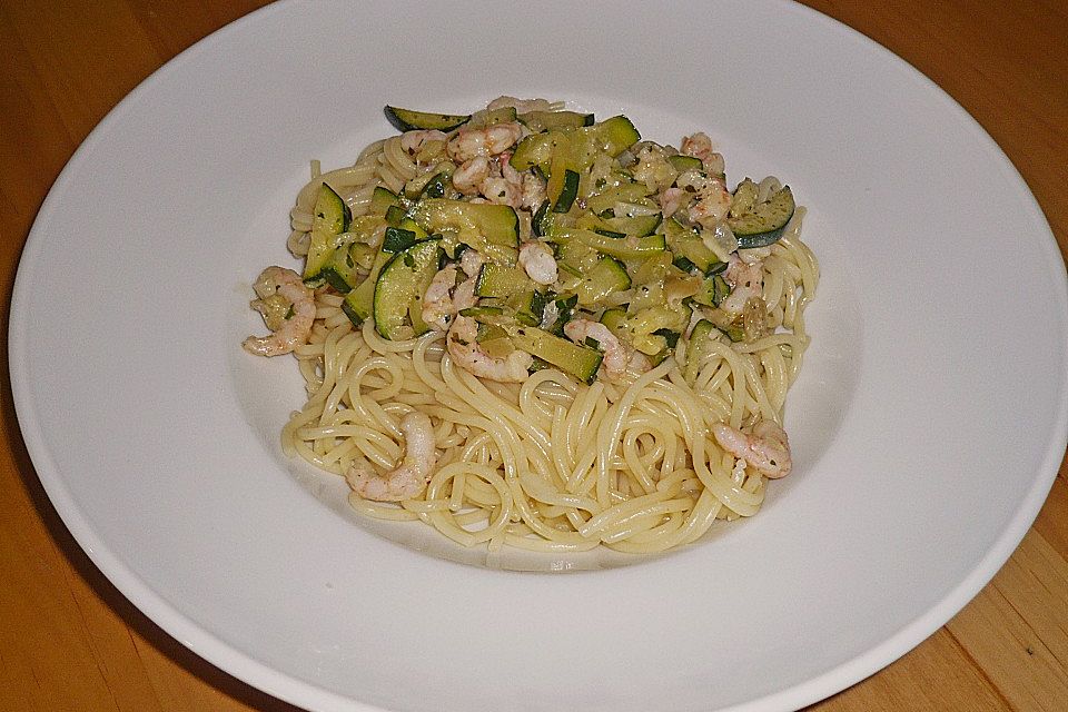 Spaghetti mit Zucchinistreifen, scharf