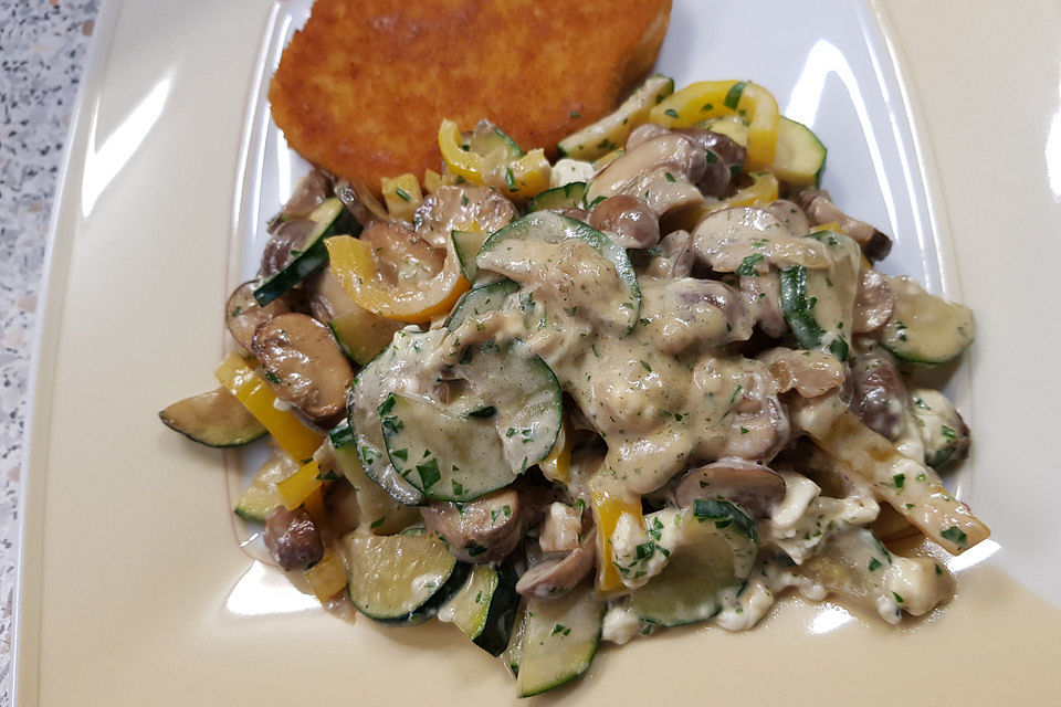 Zucchini-Champignon-Pfanne mit Feta