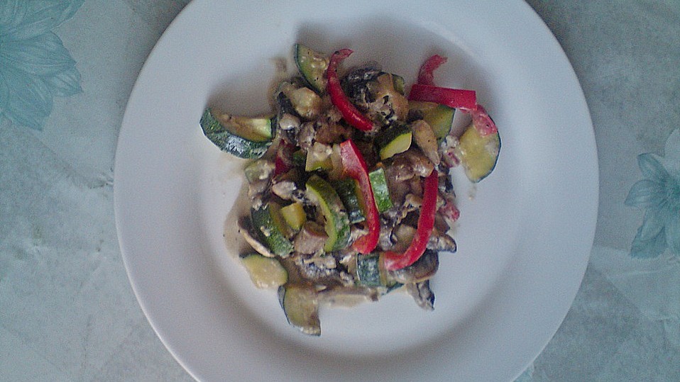 Zucchini-Champignon-Pfanne mit Feta von knuspy Zucchini-Champignon-Pfanne mit Feta von knuspy