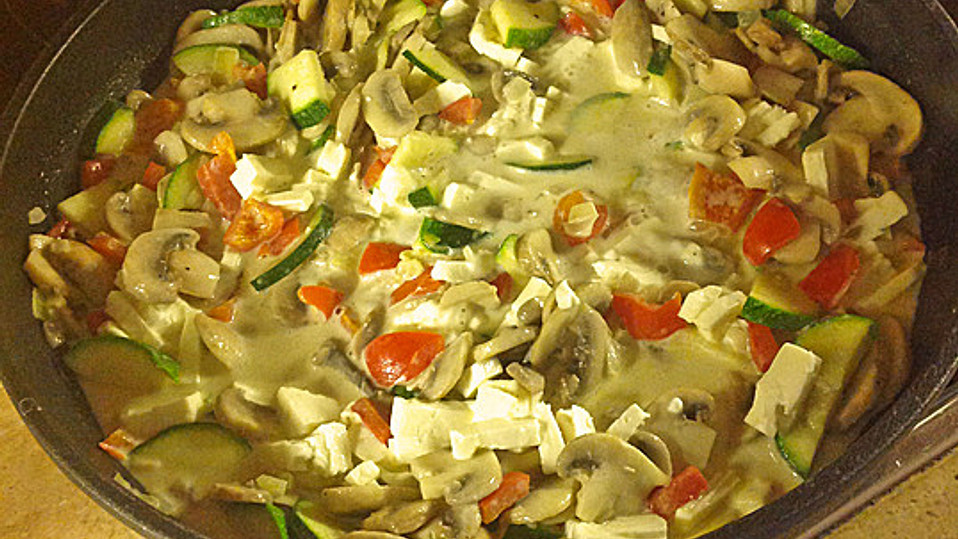 Zucchini-Champignon-Pfanne mit Feta von knuspy Zucchini-Champignon-Pfanne mit Feta von knuspy