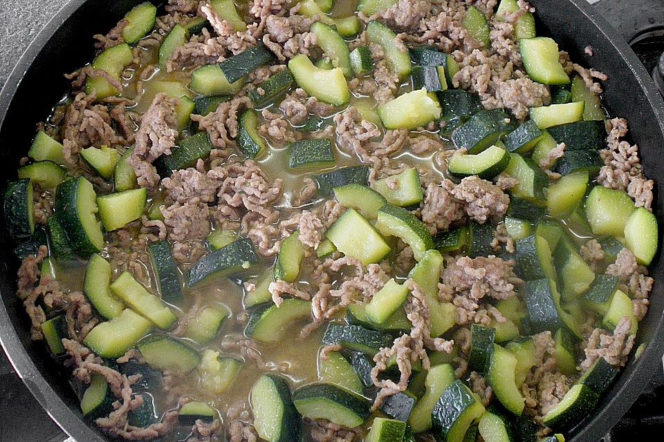 Hackfleisch - Zucchini -  Pfanne mit Salzkartoffeln