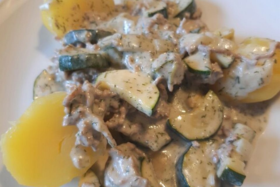 Hackfleisch-Zucchini-Pfanne mit Dill