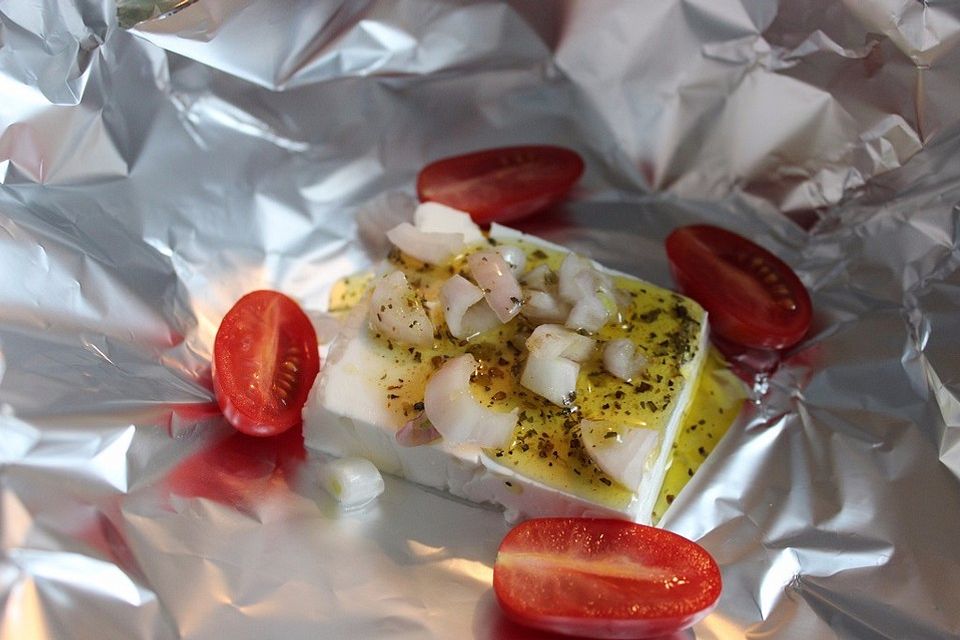 Feta mit Zwiebeln und Tomaten in Alufolie