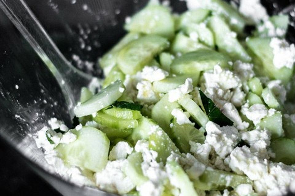 Gurkensalat mit Feta und Minze