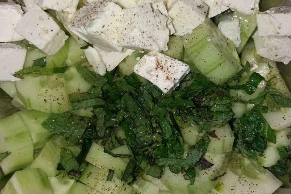 Gurkensalat mit Feta und Minze