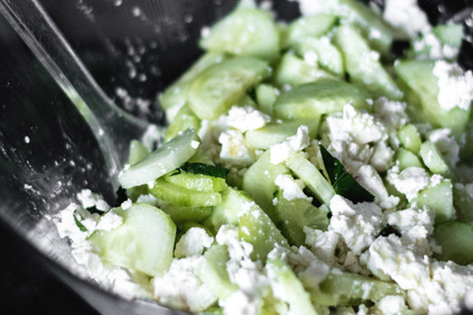 Gurkensalat mit Feta und Minze