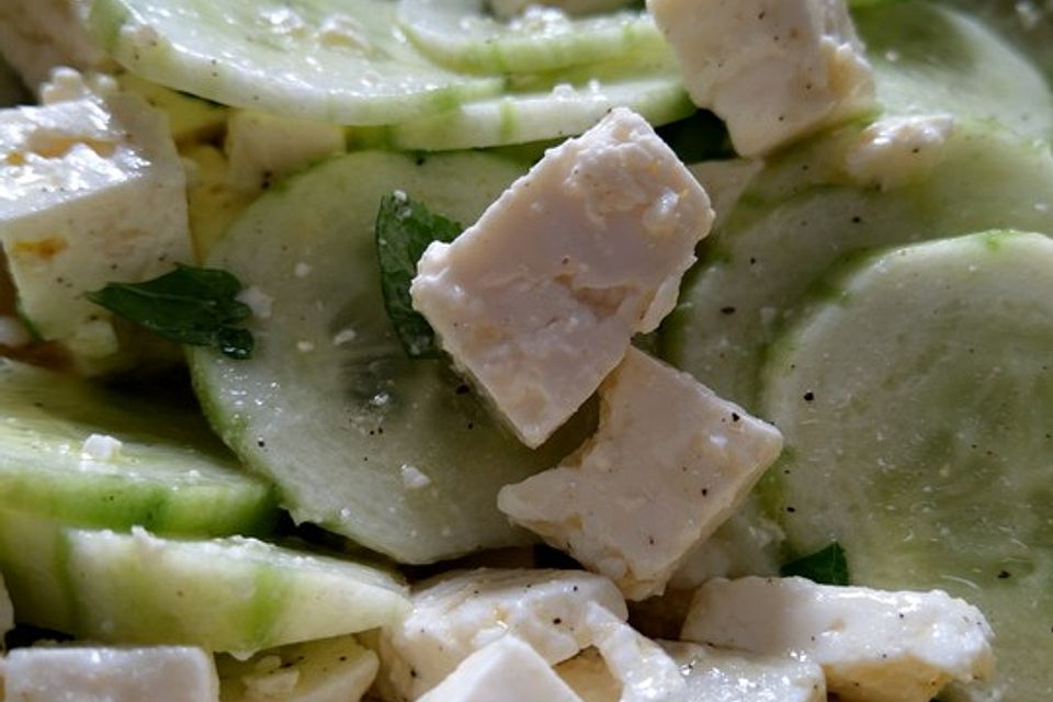 Gurkensalat mit Feta und Minze